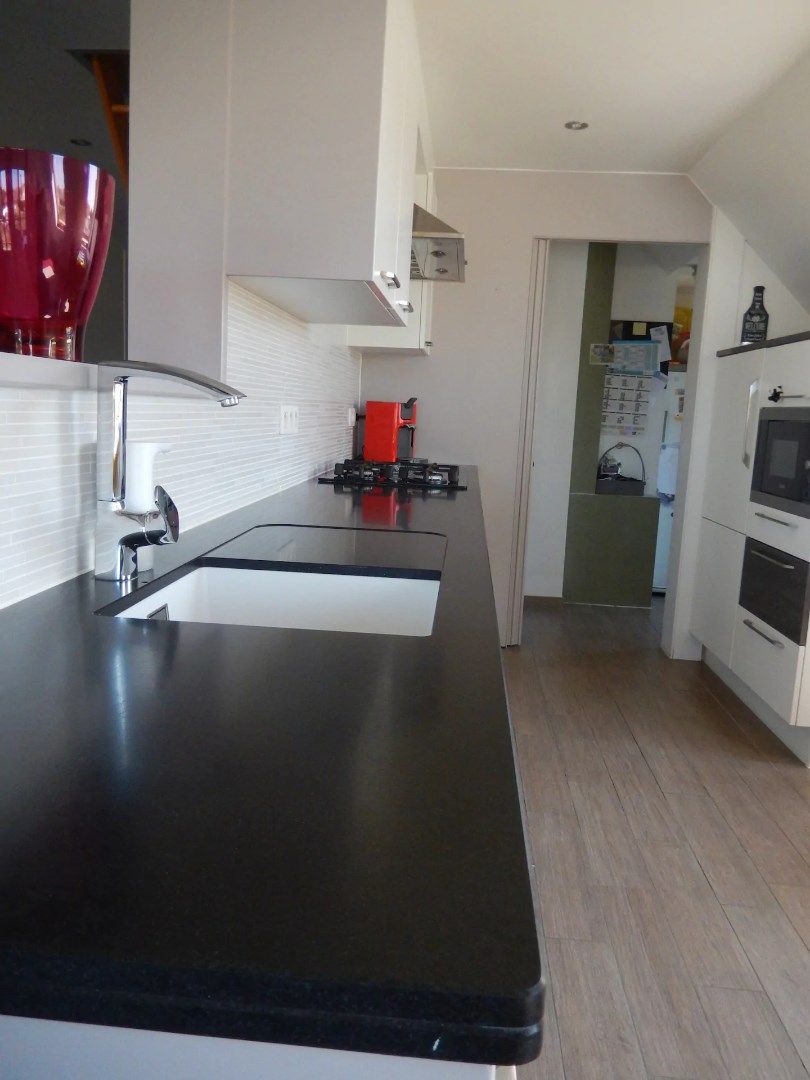 Te koop: Luxueus gerenoveerd duplex appartement met private tuin nabij zee foto 8