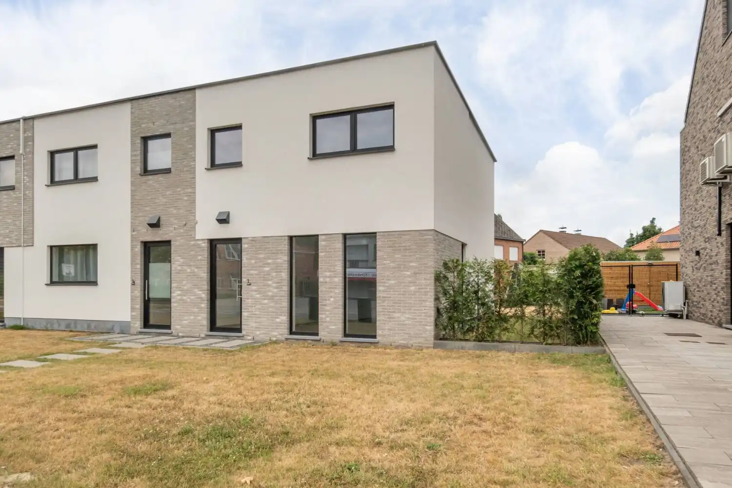 Volledig afgewerkte woning met 3 slaapkamers, tuin en 2 ondergrondse parkeerplaatsen foto {{pictureIndex}}