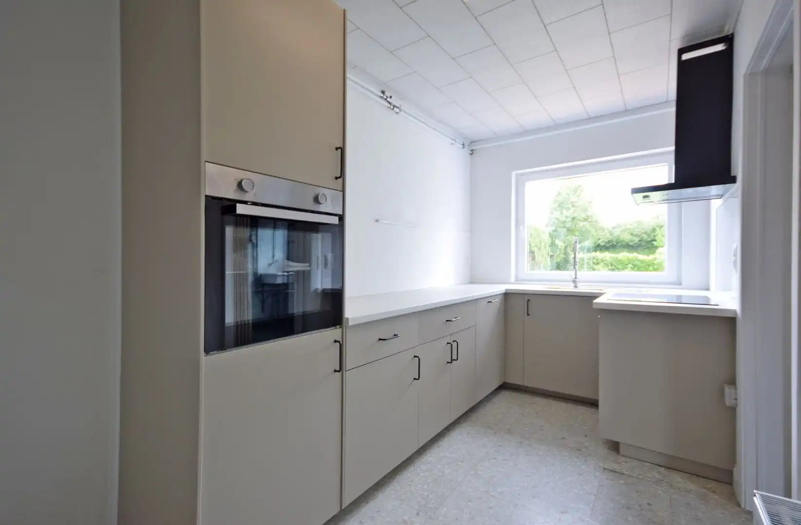 Ruime halfopen woning met grote tuin op toplocatie in Roeselare foto 5