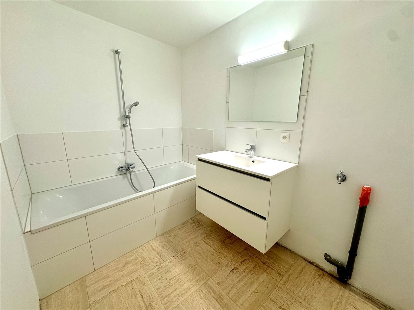 Gerenoveerd 2-slaapkamer appartement met terrasje op een toplocatie nabij de Markt van Maaseik. foto 7