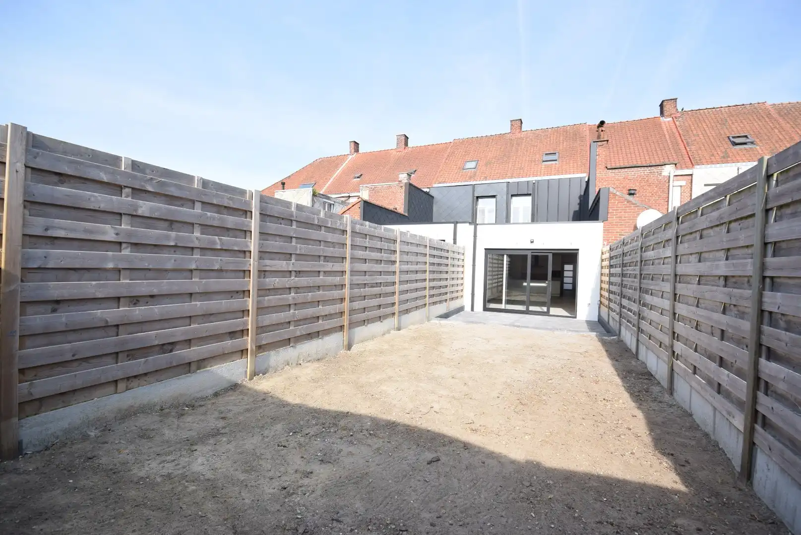 STIJLVOL VOLLEDIG GERENOVEERDE WONING MET STADSTUIN NABIJ HET CENTRUM VAN ROESELARE foto 2