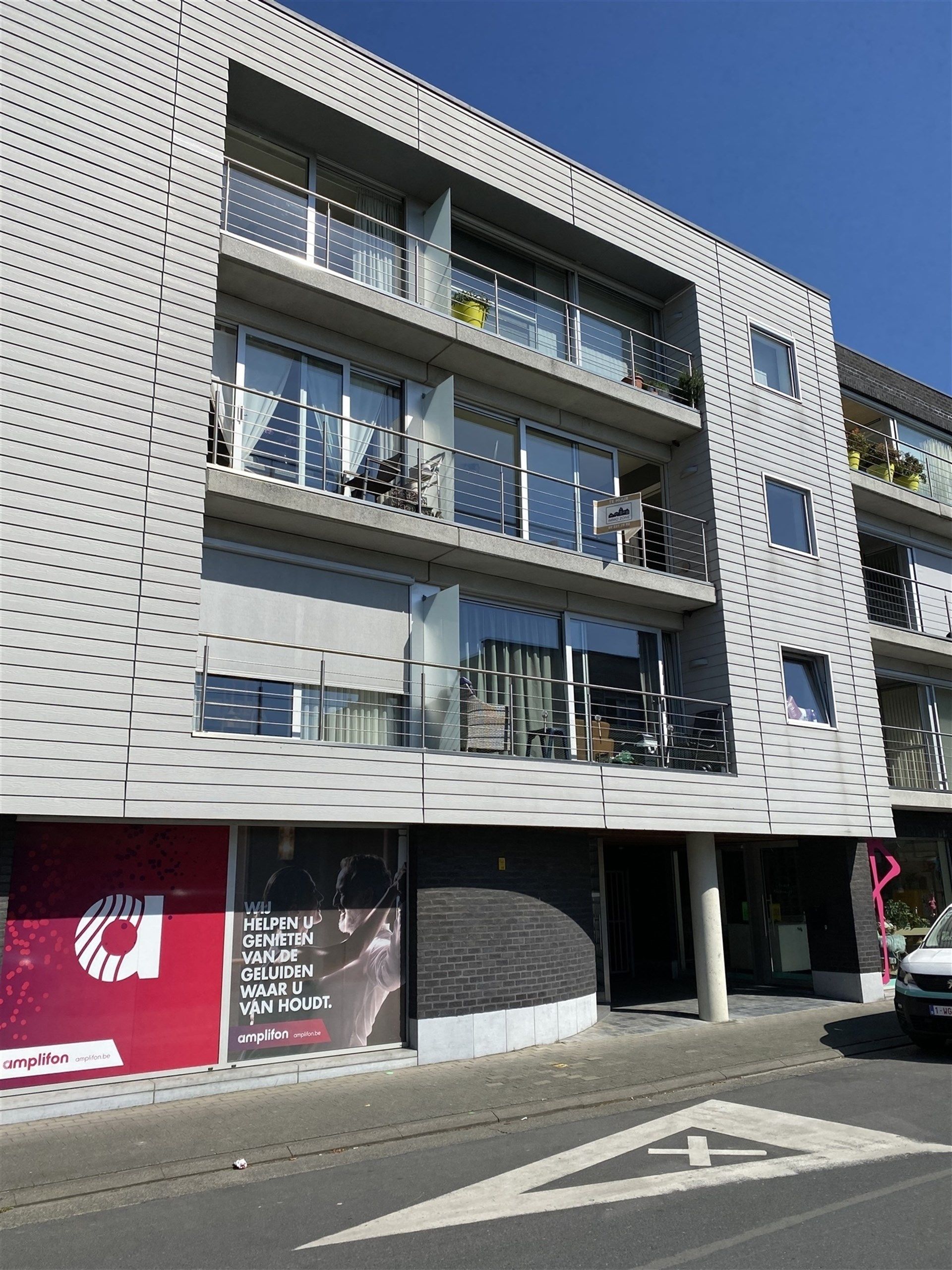 Zeer mooi gelegen instapklaar appartement op de tweede verdieping van de residentie “Square”. foto {{pictureIndex}}