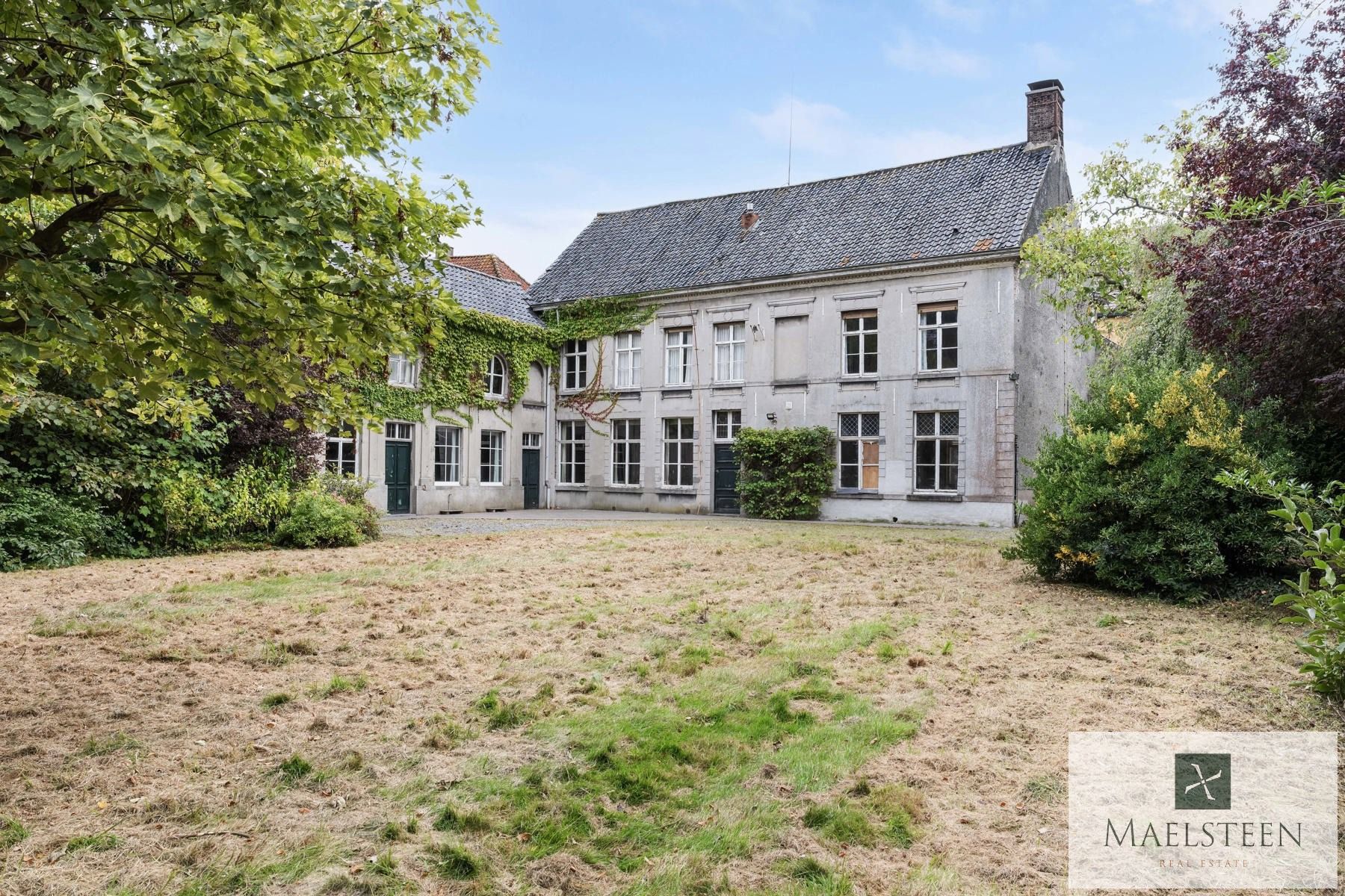 Hoofdfoto van de publicatie: Historisch herenhuis op 3.611m2 in centrum Ruiselede