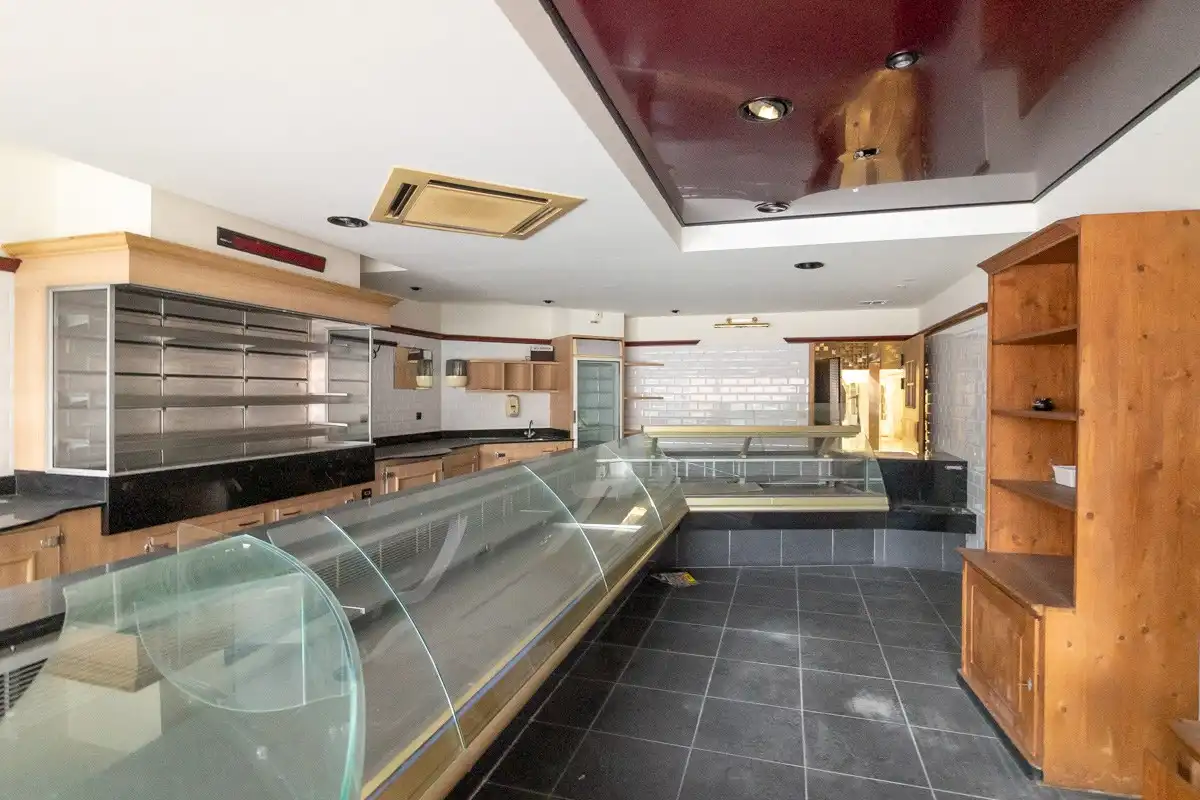 Ruime handelspand van 209m² met garage in hartje van Paal  foto 5