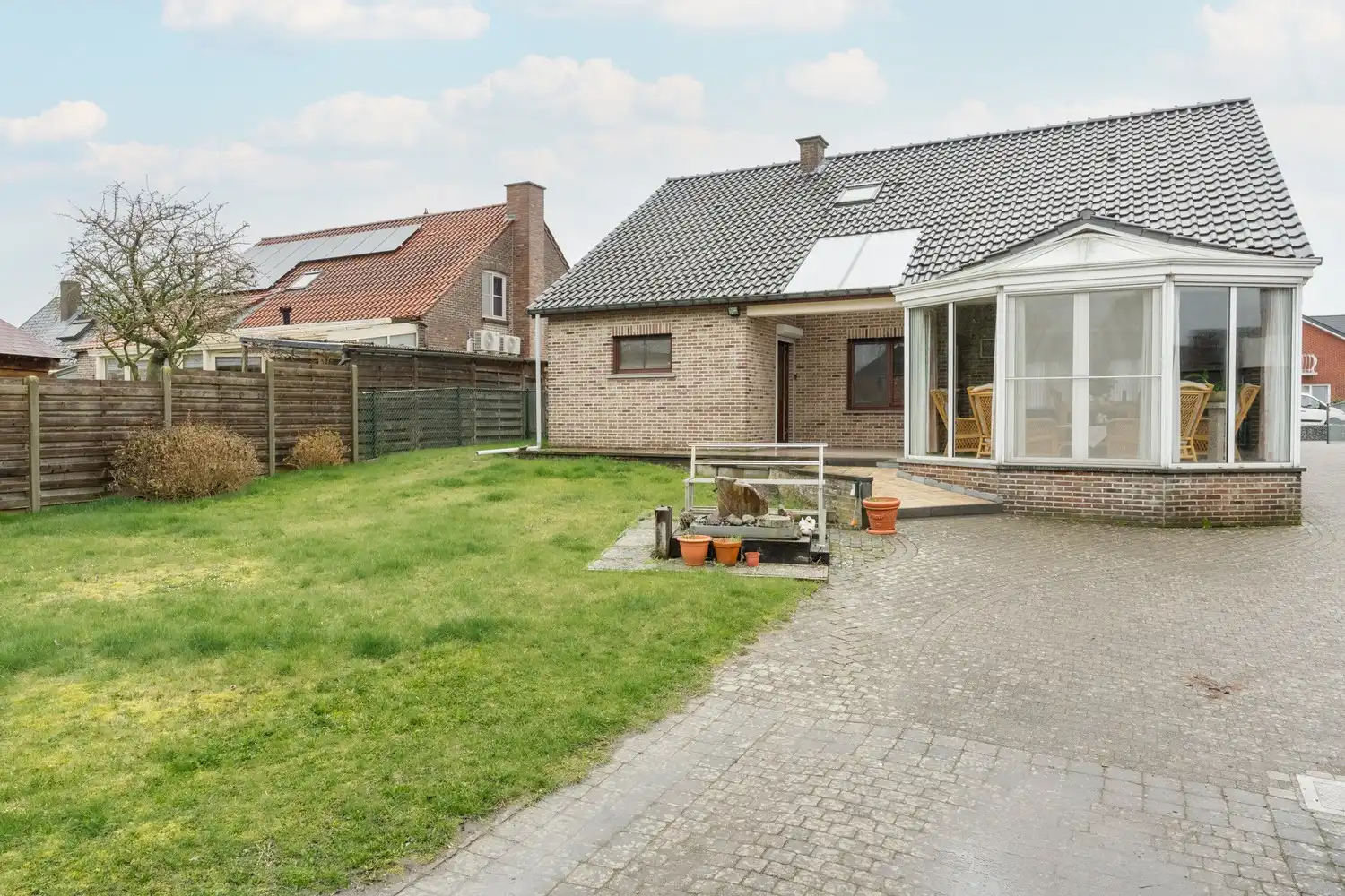 Mooie vrijstaande woning te koop vlakbij het centrum met 4 slaapkamers rustig gelegen op 10a10ca. foto 6