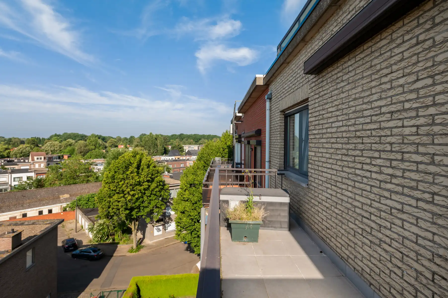 Rustig wonen met terras, 3 slaapkamers en private parking foto 10