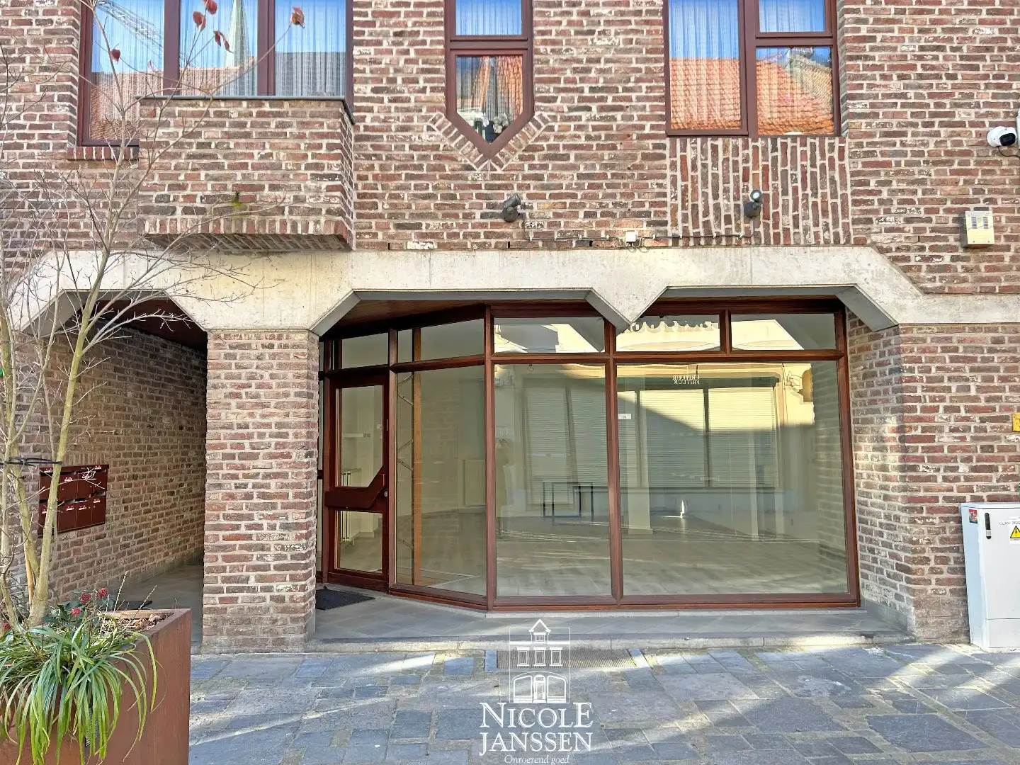 Luchtig gelijkvloers handelspand met kantoor/opslagruimte en kelder foto 2
