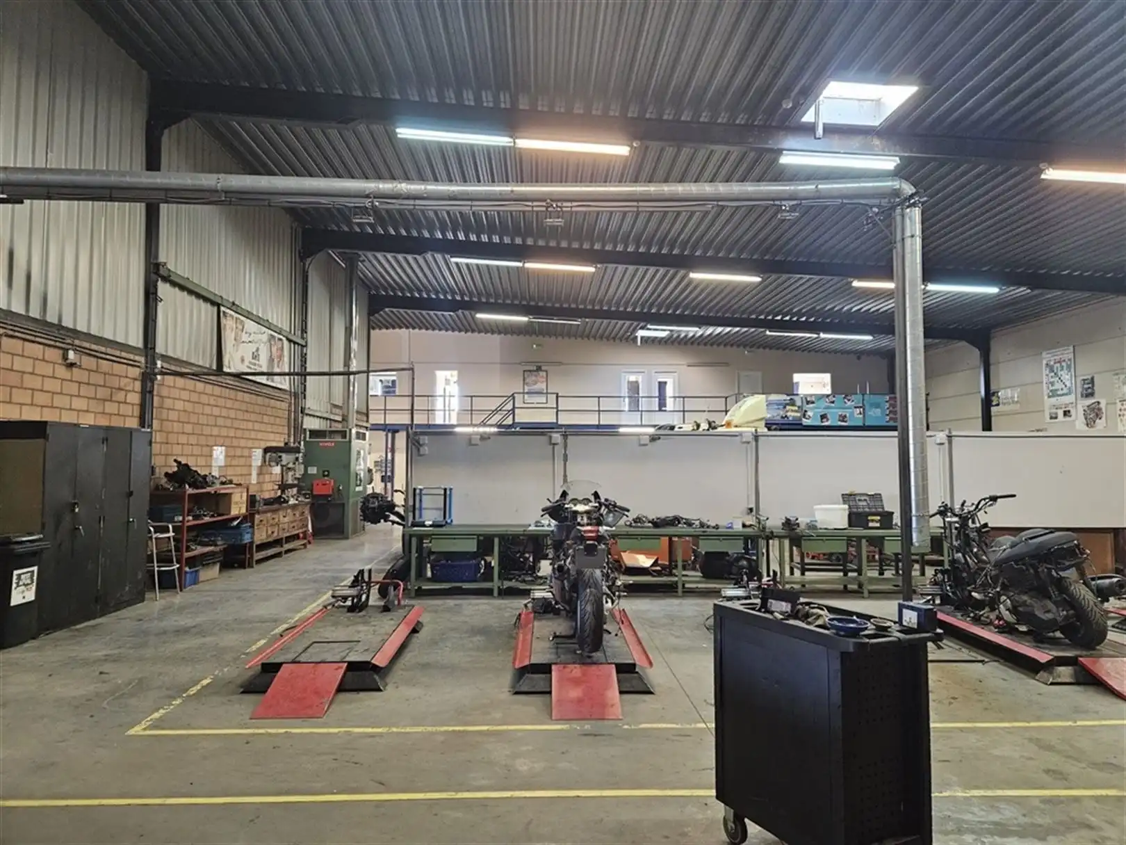 Magazijn met kantoorunit te Drongen foto 5