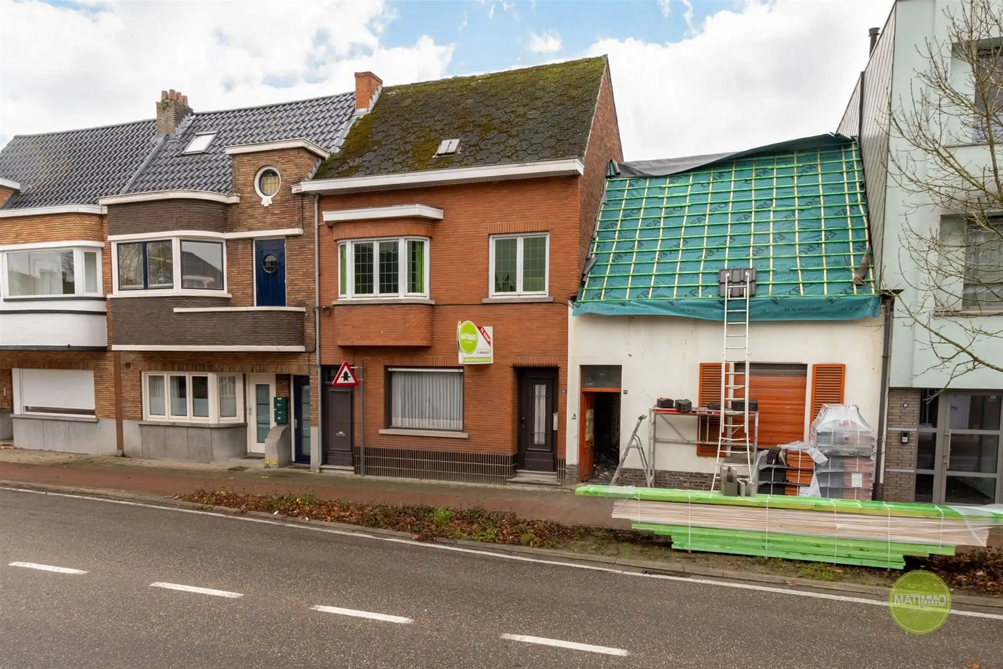 Hoofdfoto van de publicatie: Te renoveren rijwoning met 3 slaapkamers nabij Mol Centrum