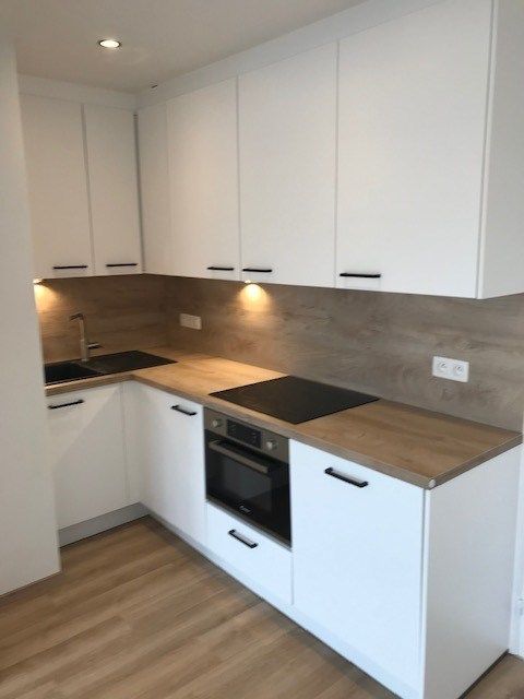 Ongemeubelde zonnige studio, vlak aan zee foto 4