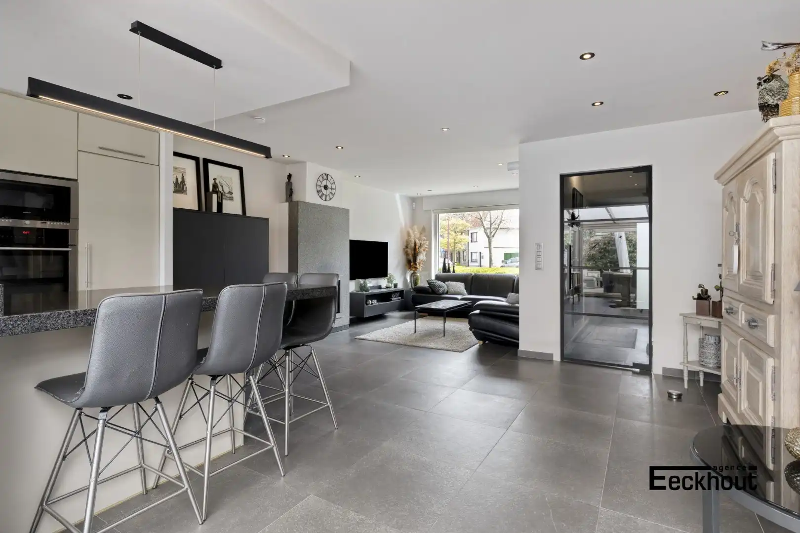 Instapklare woning met handelsruimte en met zonnige tuin! foto 4