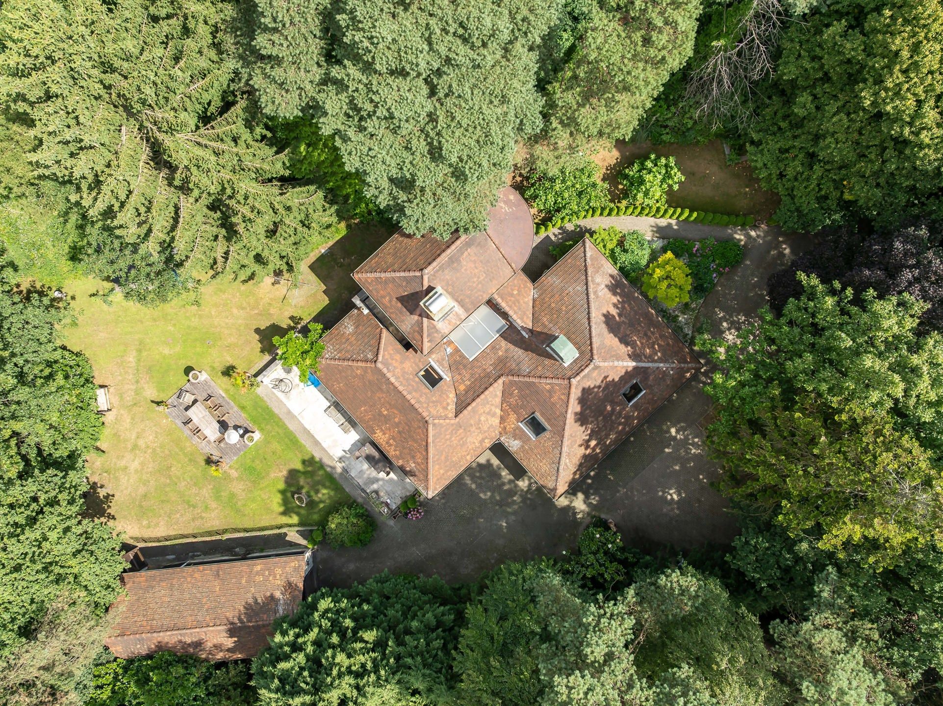 Woning met bijgebouw op groen domein van 3.905 m2 foto 3