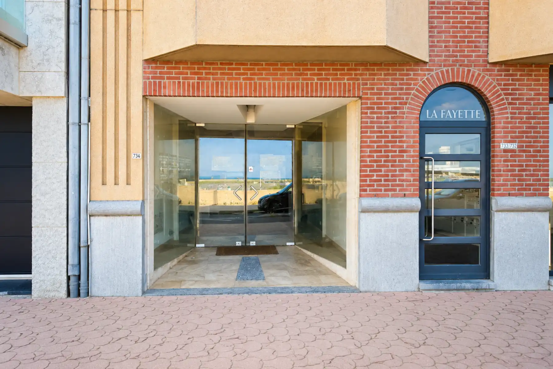 Handelspand van 129 m² op toplocatie op Zeedijk Het Zoute foto {{pictureIndex}}