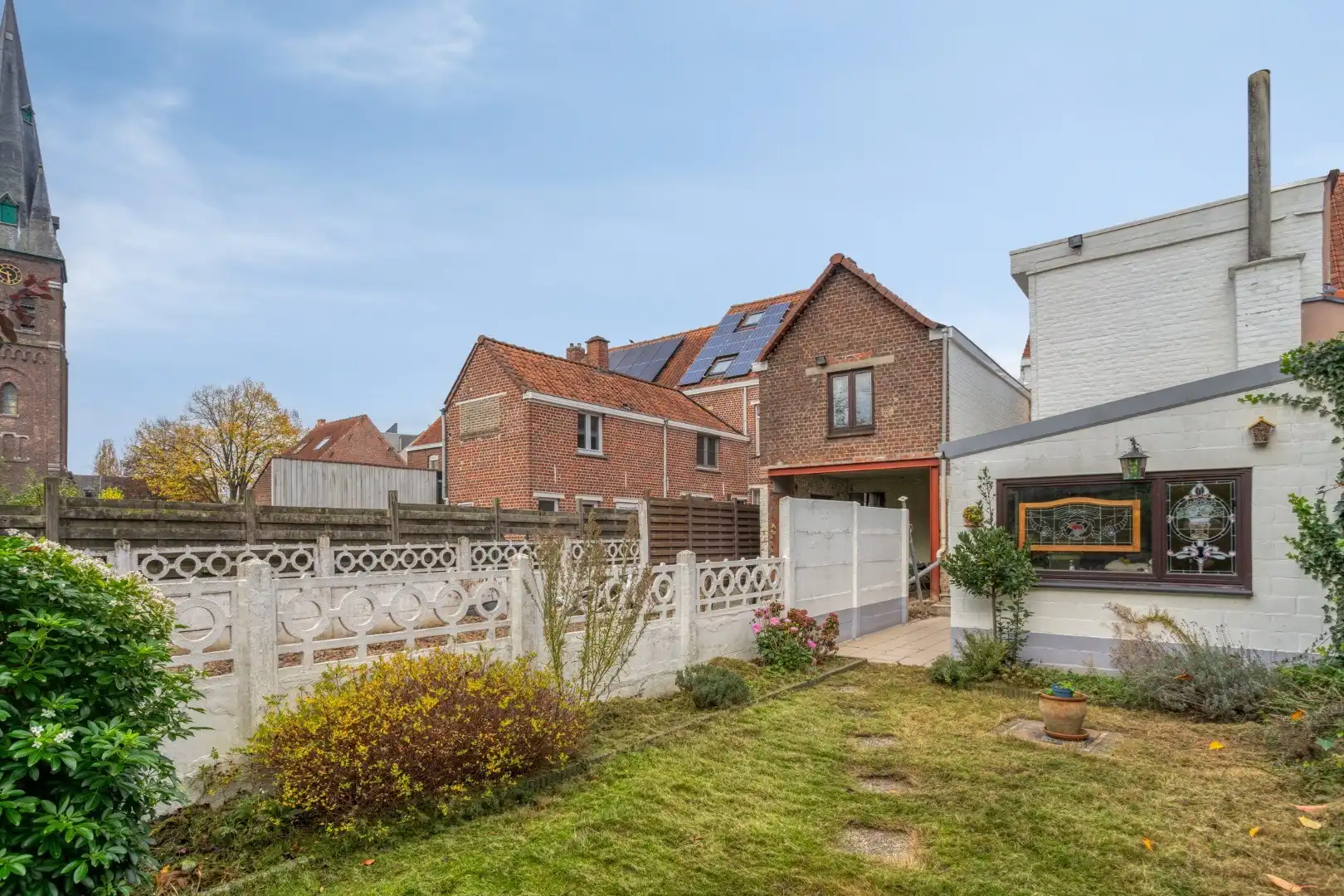 Hoofdfoto van de publicatie: Centrumwoning met mini-atelier, 4 slks en zuid-gerichte tuin.