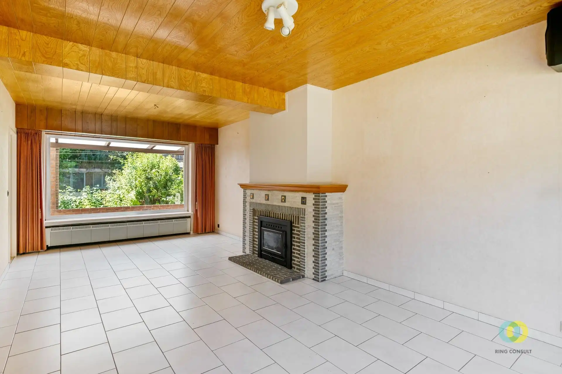 Verzorgde halfopen bebouwing met garage foto 2
