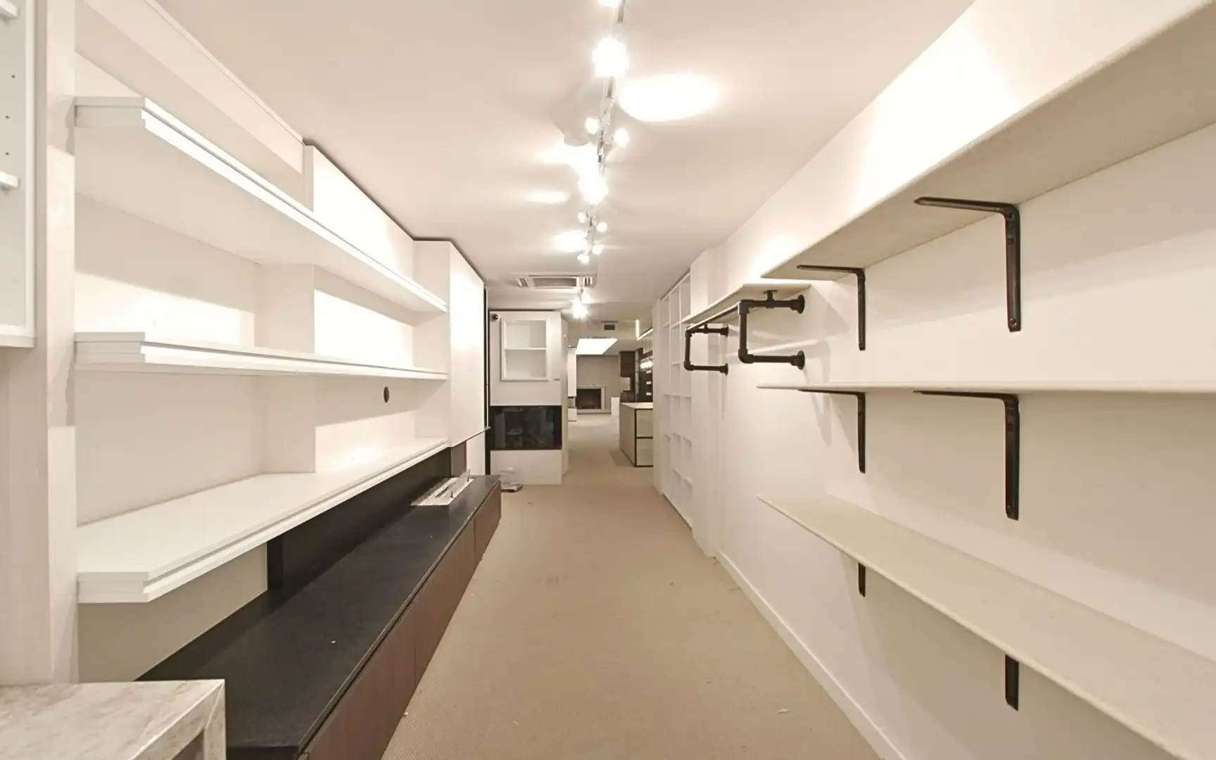 handelspand te huur Lippenslaan 210 foto 3