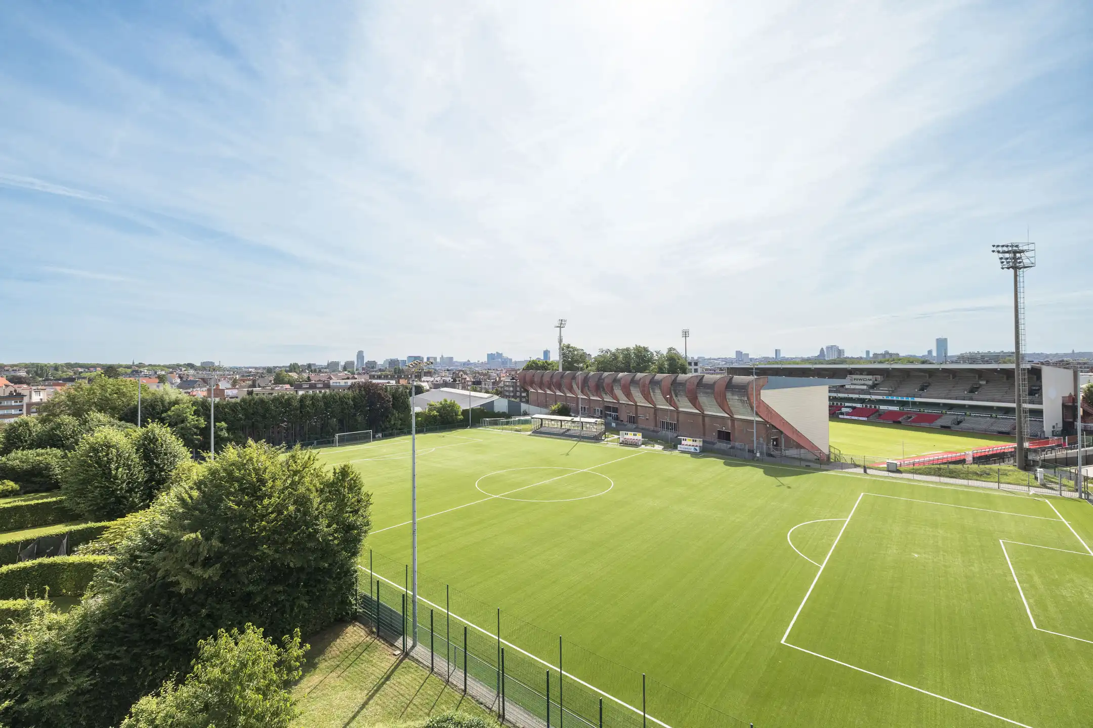In het hart van een bruisende wijk, mét terras als bonus! foto 11