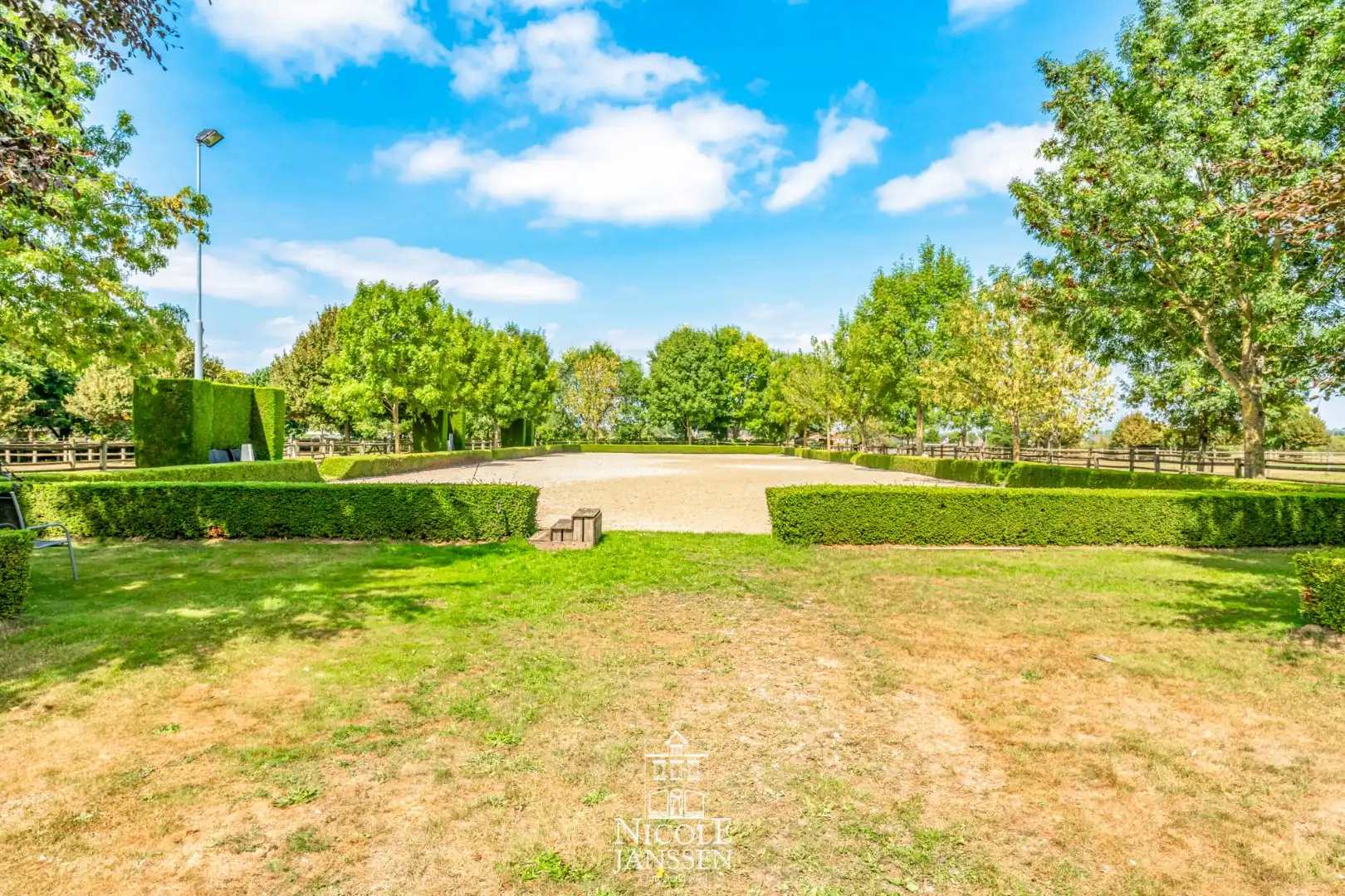 Riante woning met paardenstallen foto 32