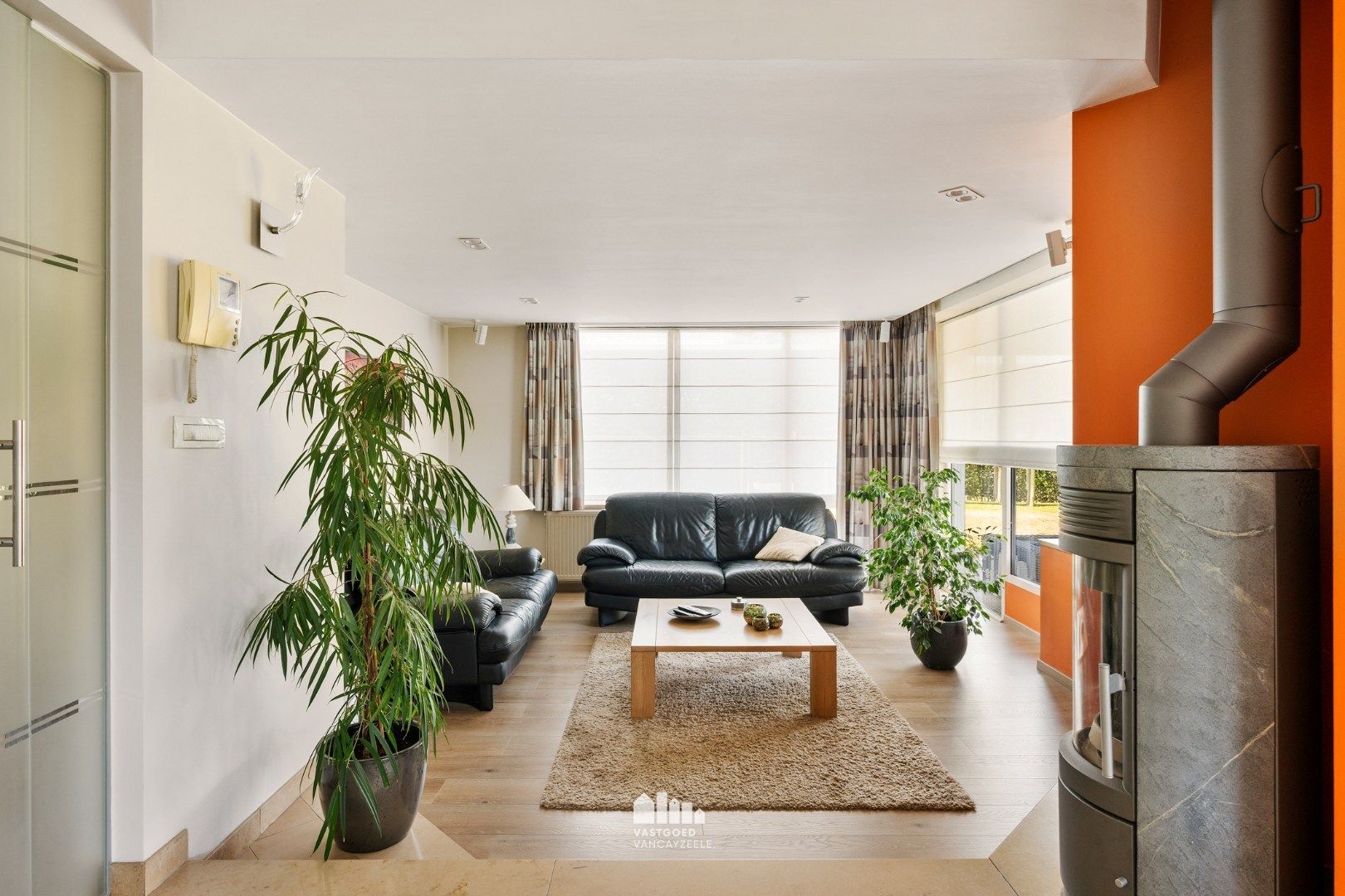 Goed onderhouden villa met grote tuin en twee garages op centrale ligging.   foto 6