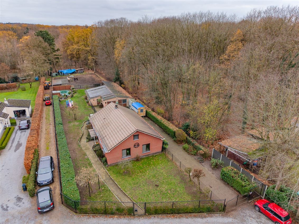 Rustig gelegen woning met weiland en stallen foto {{pictureIndex}}