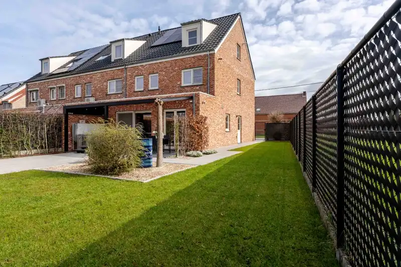 Energiezuinige halfopen woning met 3 slaapkamers. foto 3