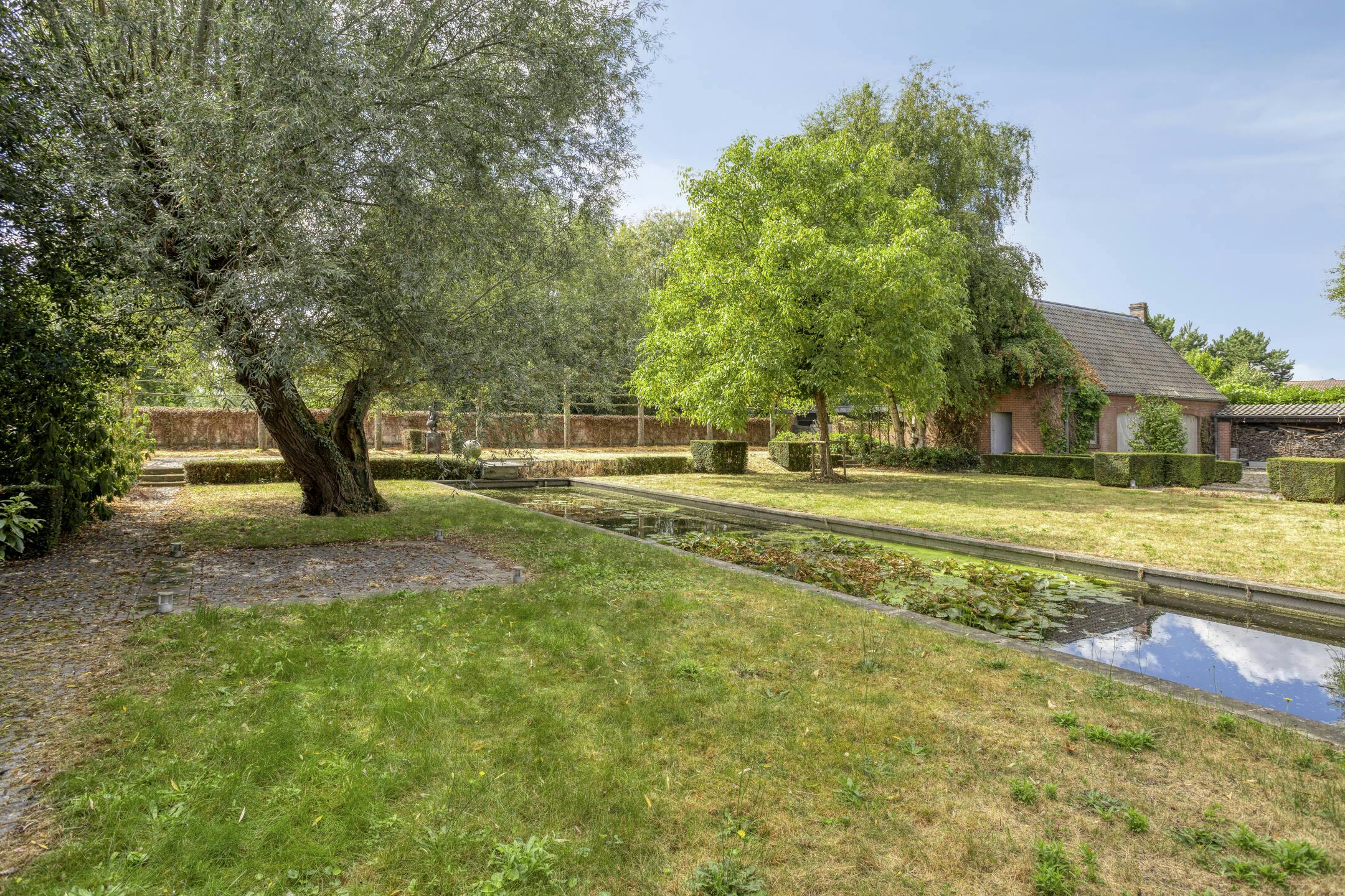 Unieke villa te koop in Zwevezele met prachtige tuin foto 18