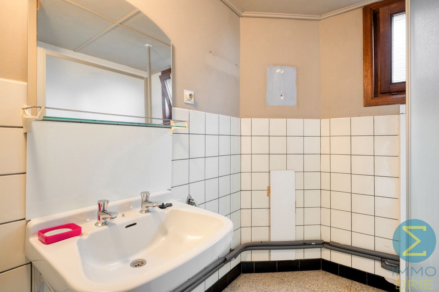 Rustig gelegen te renoveren woning met 3 slpks op 855 m² foto 14