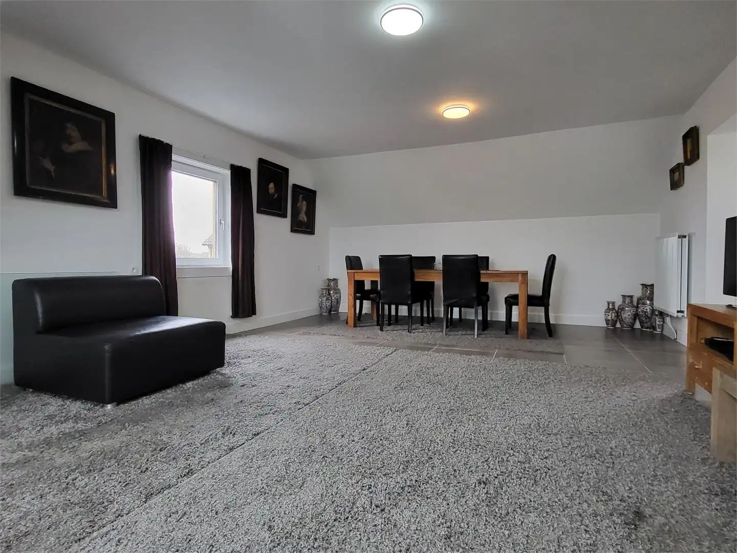 In het landelijke Roborst, een deelgemeente van Zwalm in de prachtige Vlaamse Ardennen, bevindt zich deze ruime en volledig gerenoveerde woning op een perceel van 1.143 m². foto 25