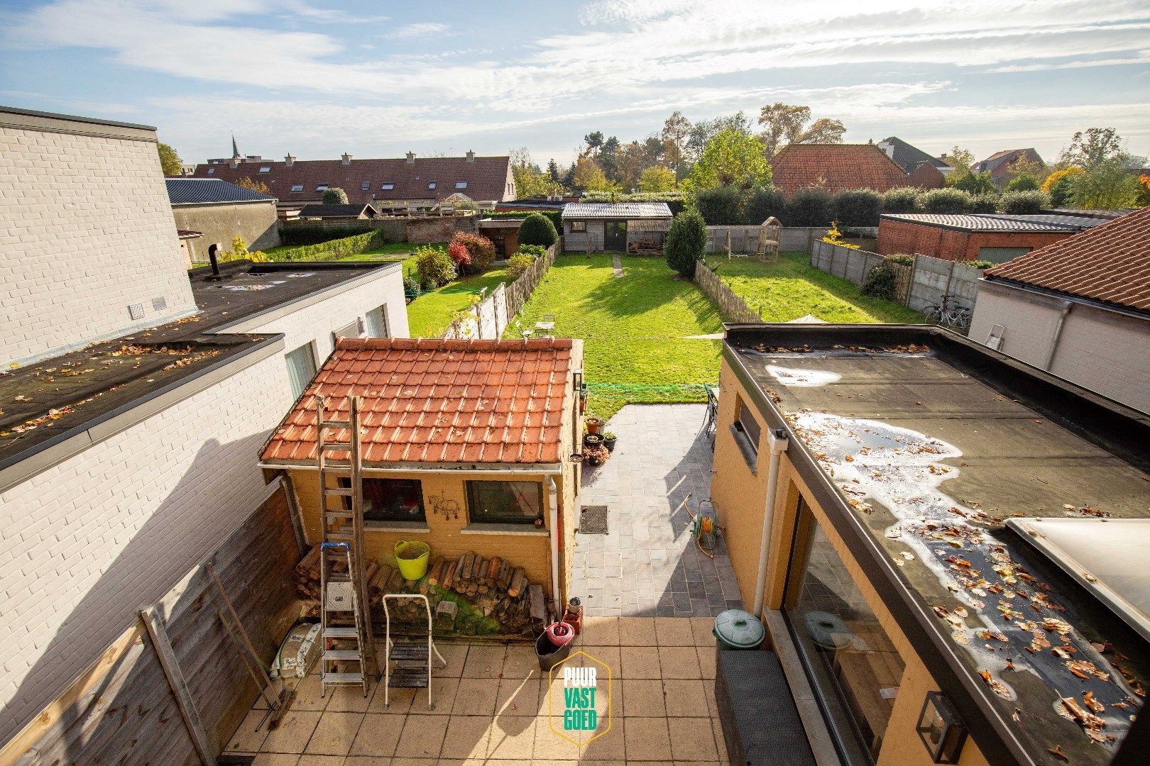 Karaktervolle half open woning met grote, zongerichte tuin, twee slaapkamers en berging in het hartje van Sint-Andries. foto 3