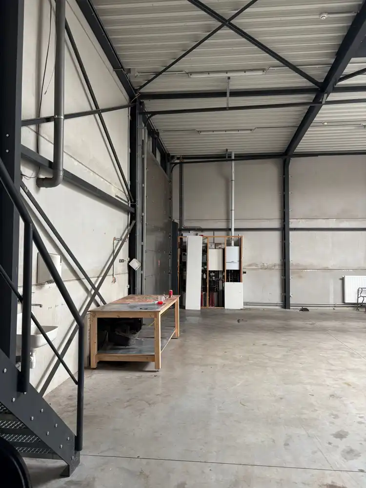 BEDRIJFSUNIT MET KANTOREN foto 14