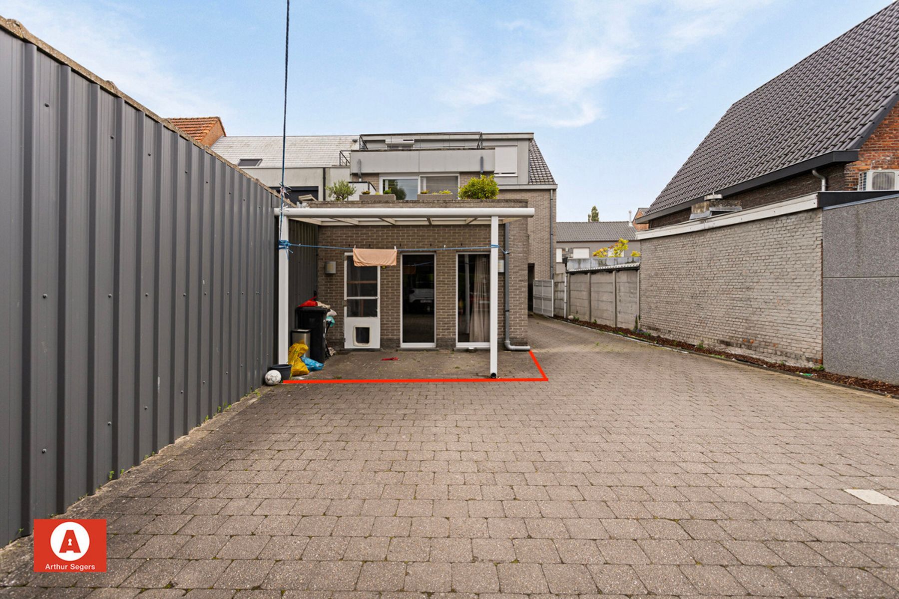 Gelijkvloers appartement met autostaanplaats, terras en tuin foto 14