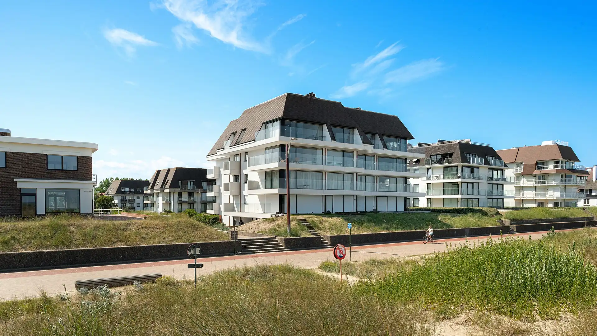 Magnifiek appartement op de wandeldijk in het Zoute, met adembenemend frontaal zeezicht. foto 16