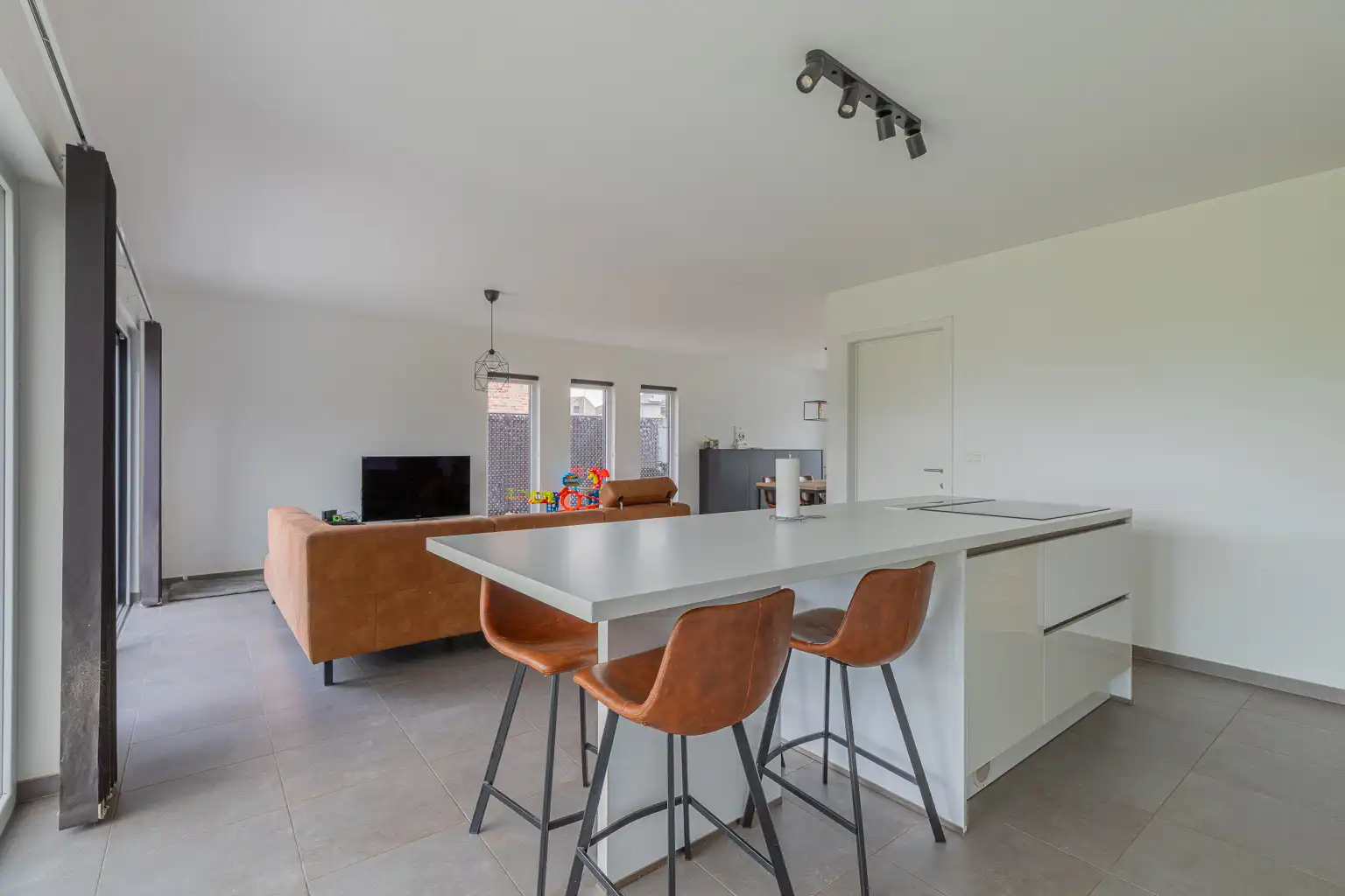 Recente driegevelwoning met zonnepanelen en vloerverwarming foto 7