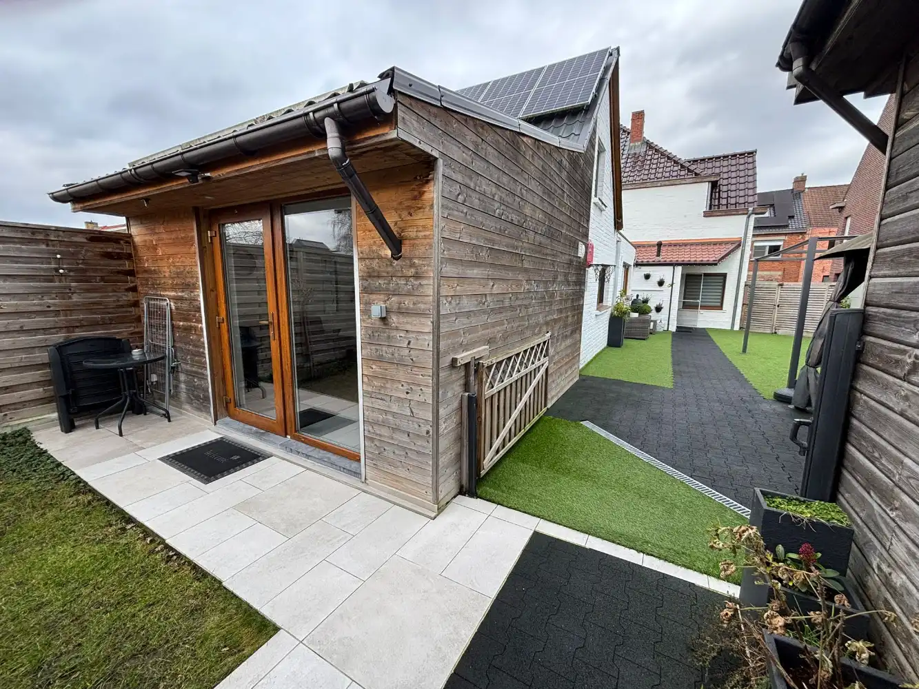 Veelzijdige halfopen bebouwing met aparte studio foto 17