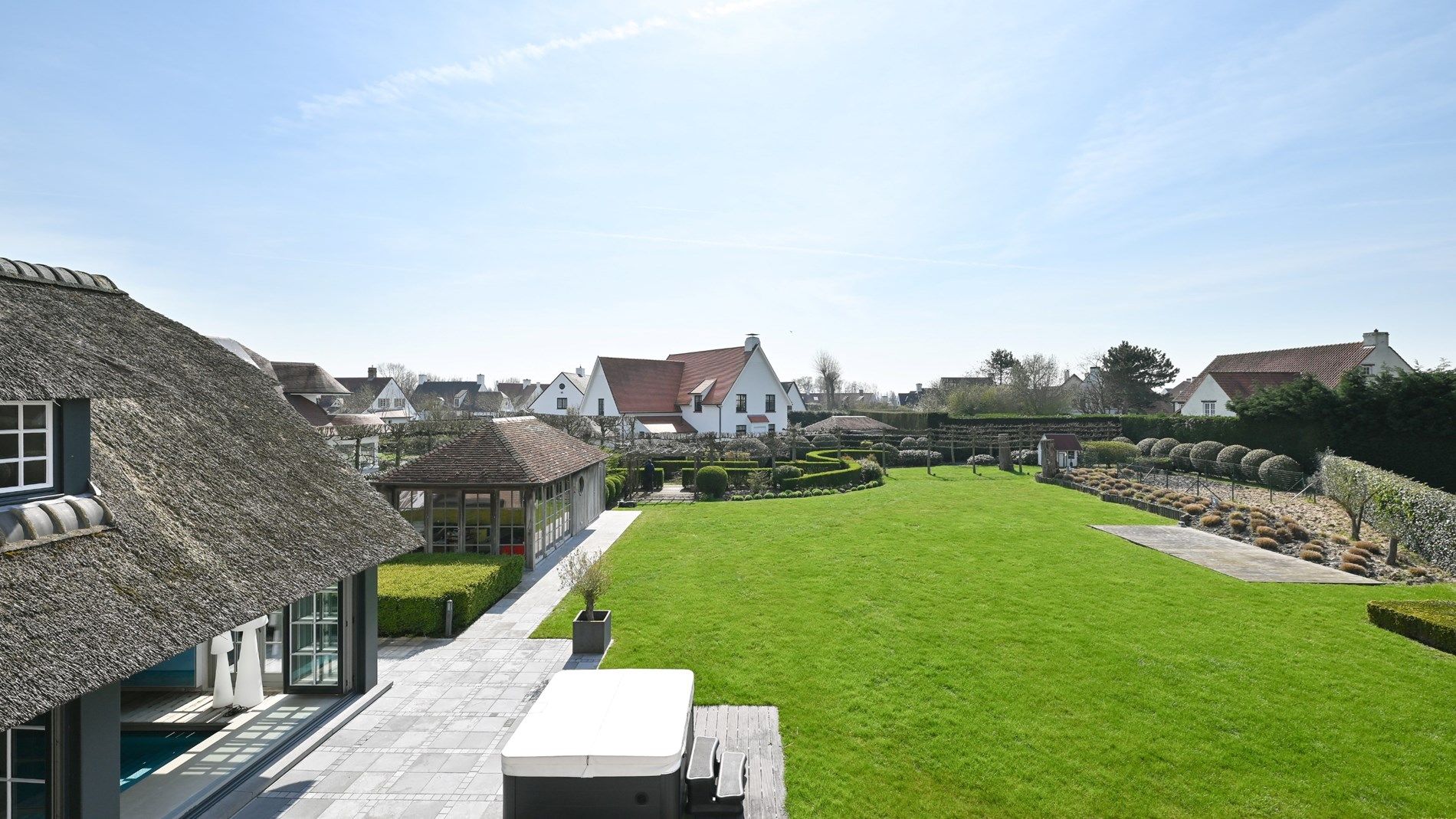 Overname van aandelen: indrukwekkende villa gelegen op een uitzonderlijke grond in een rustige residentiele buurt.  foto 29