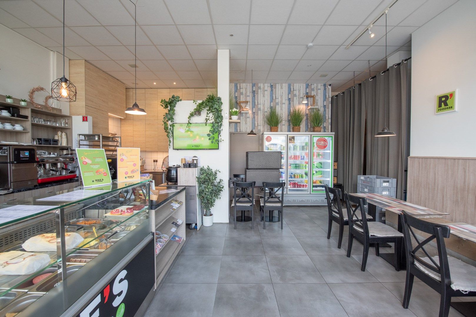 TE KOOP: Commerciële buitenkans! Verhuurd handelspand aan het station in Waregem. Foodbar blijft open! foto 3