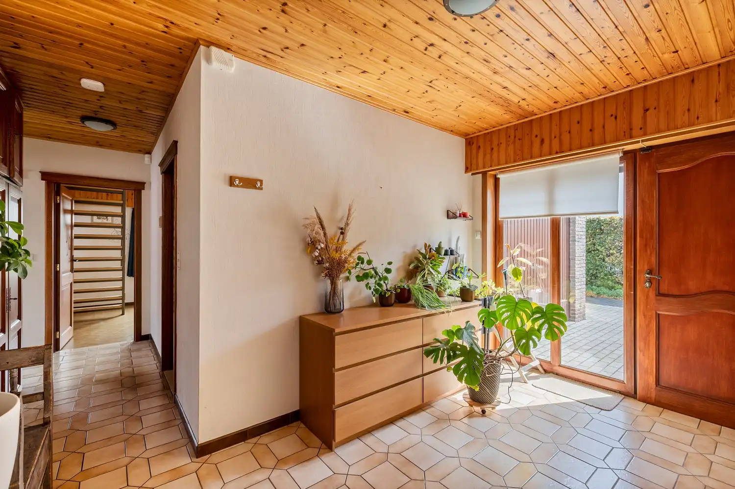Instapklare open bebouwing op een ruim perceel van 1.185 m², landelijk gelegen met een prachtig vrij uitzicht aan de achterzijde. foto 5