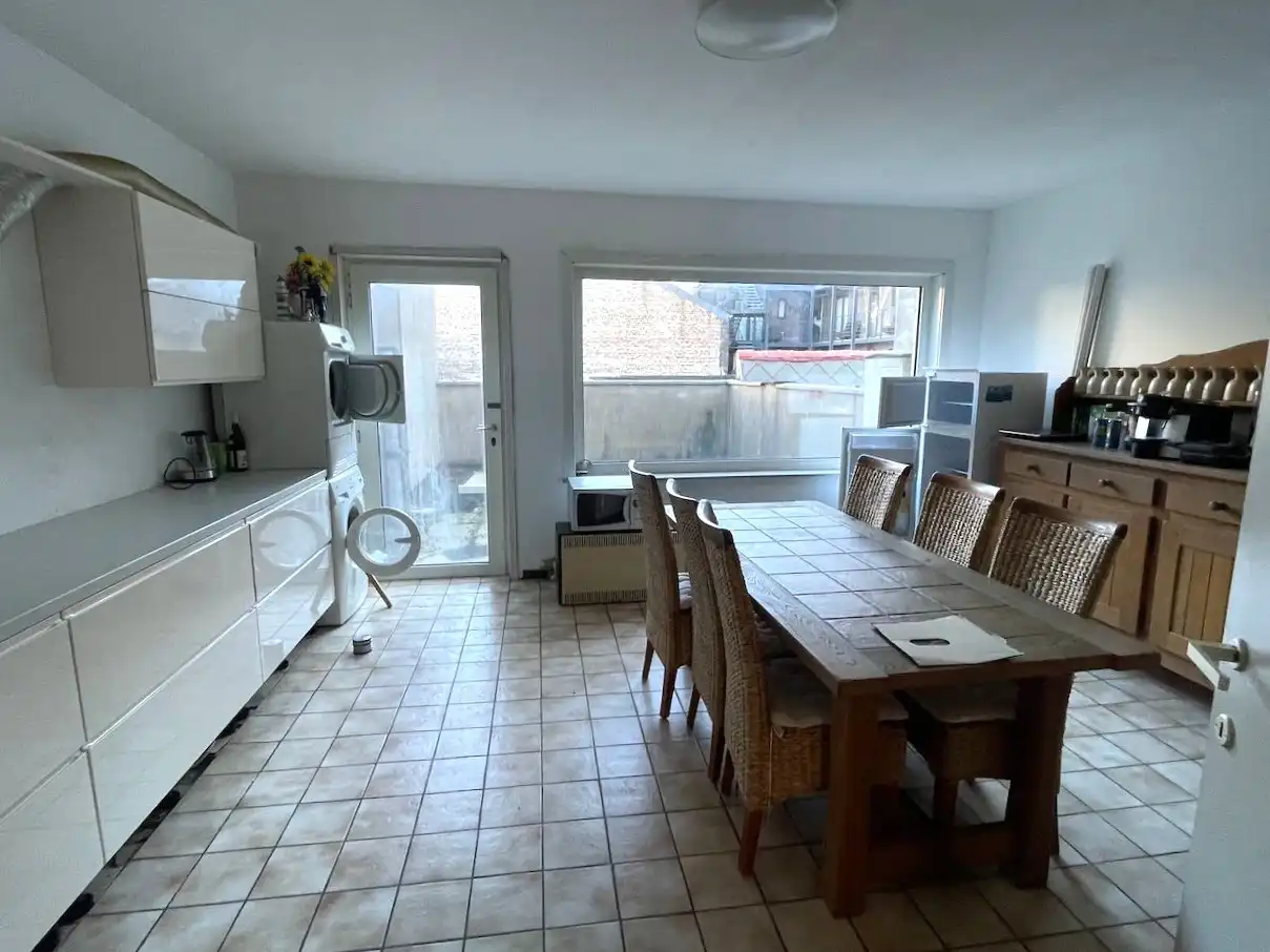 Handelsruimte met ruim, bovenliggend duplex-appartement op toplocatie in Blankenberge foto 8