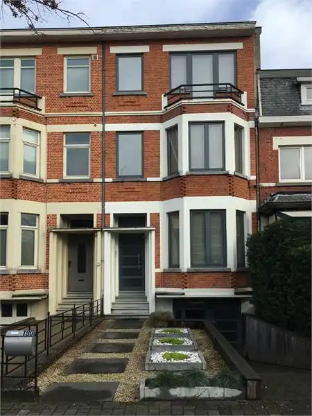 STADSWONING MET STADSTUIN EN PRAKTIJKRUIMTE foto {{pictureIndex}}