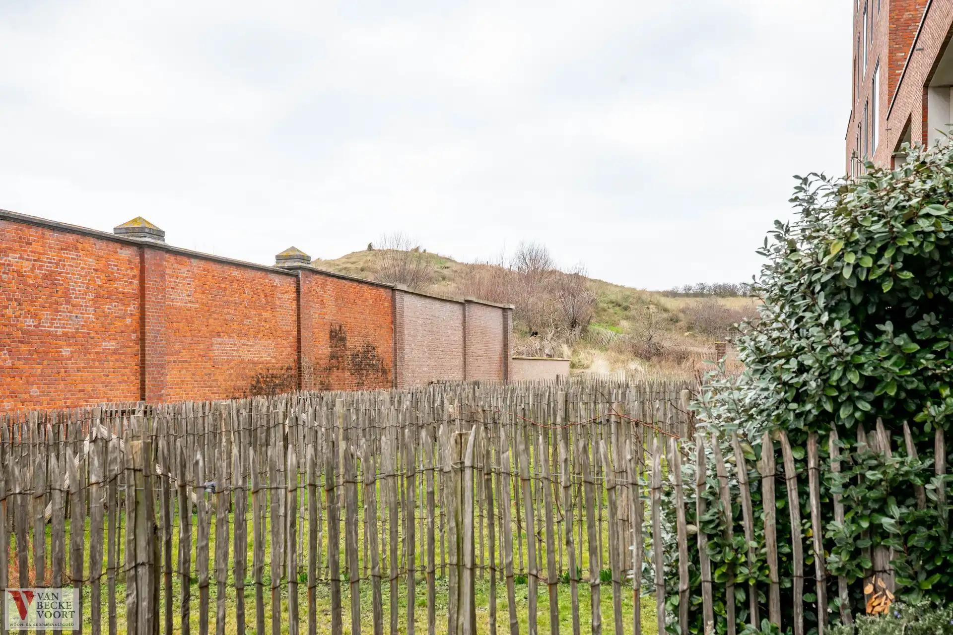 Gelijkvloers appartement op onevenaarbare locatie foto 2