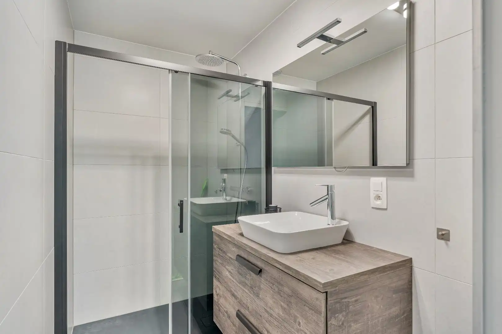Exclusief gelijkvloers appartement met ruime terrassen, 2 slpk, extra brede autostaanplaats, centrum Genk foto 16
