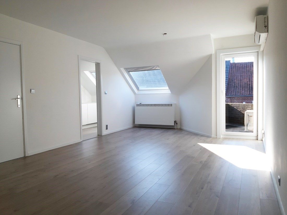Gerenoveerd dakappartement MET GARAGE te Beverst foto 4