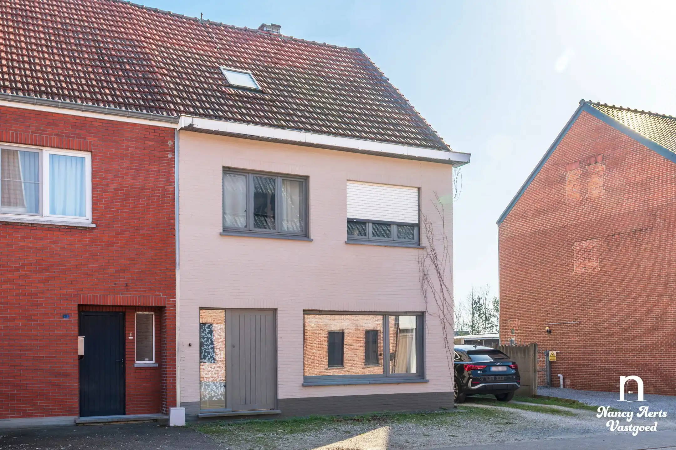 Ruime halfopen woning met tuin en veel potentieel foto 2