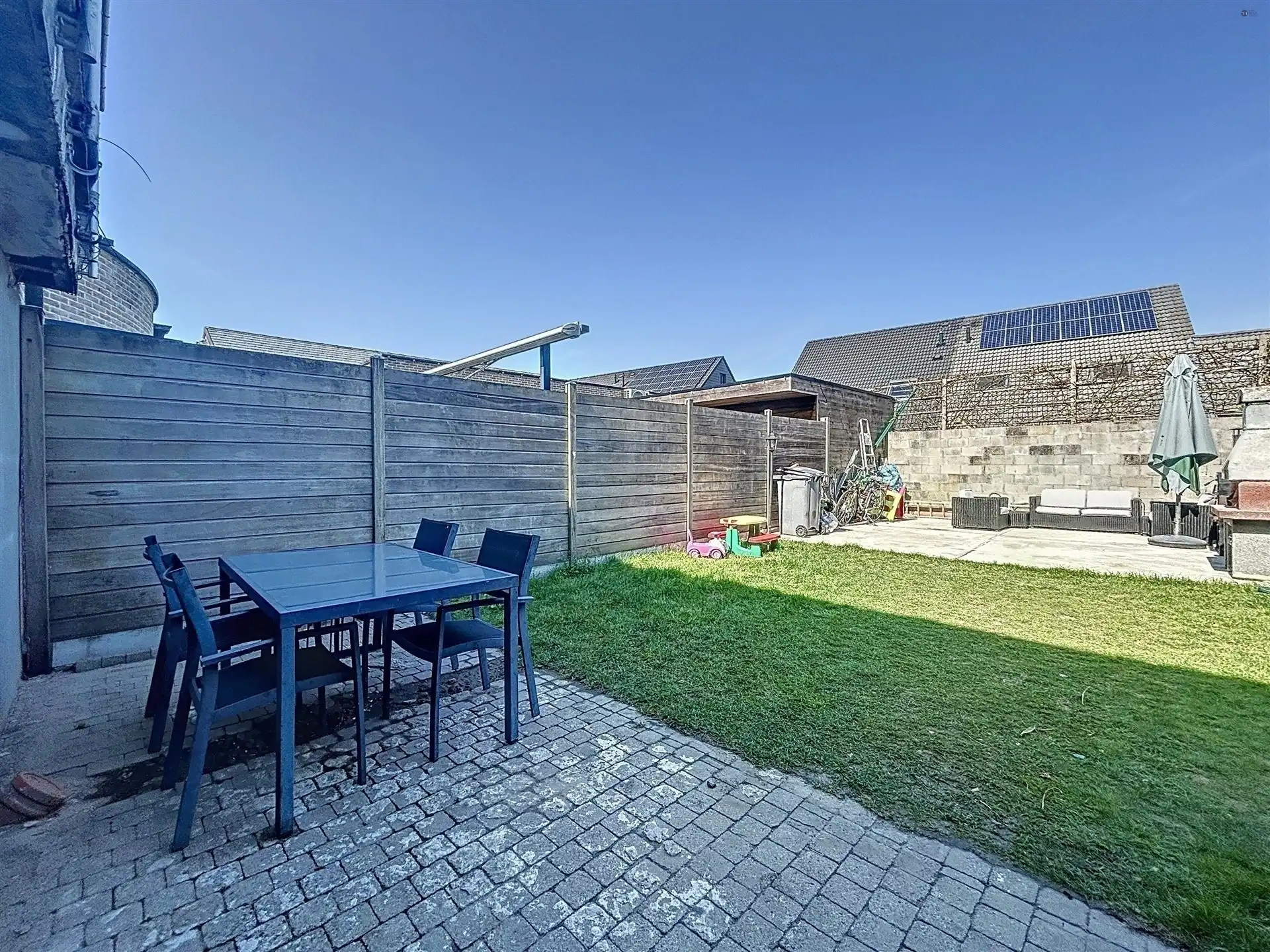 gezinswoning met 6 slaapkamers, 2 badkamers op toplocatie foto 2