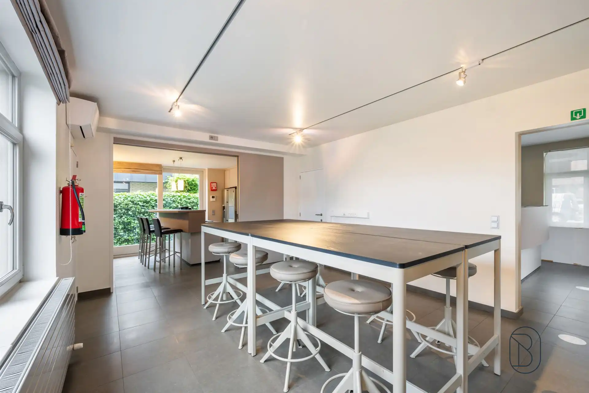 Commercieel gelegen kantoor/praktijk + woonst met atelier foto 13