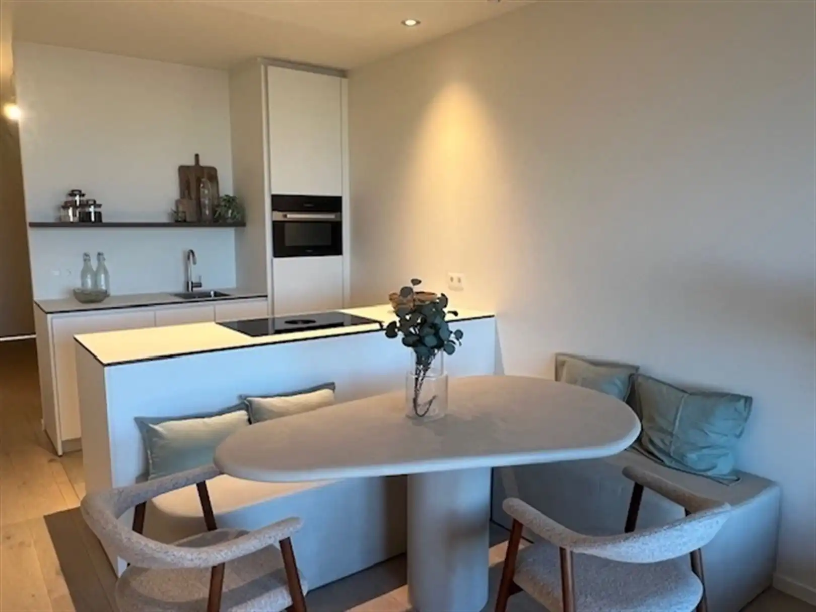 Mooi gelijkvloers appartement met 1 slaapkamer, terras vooraan, terras achteraan foto {{pictureIndex}}