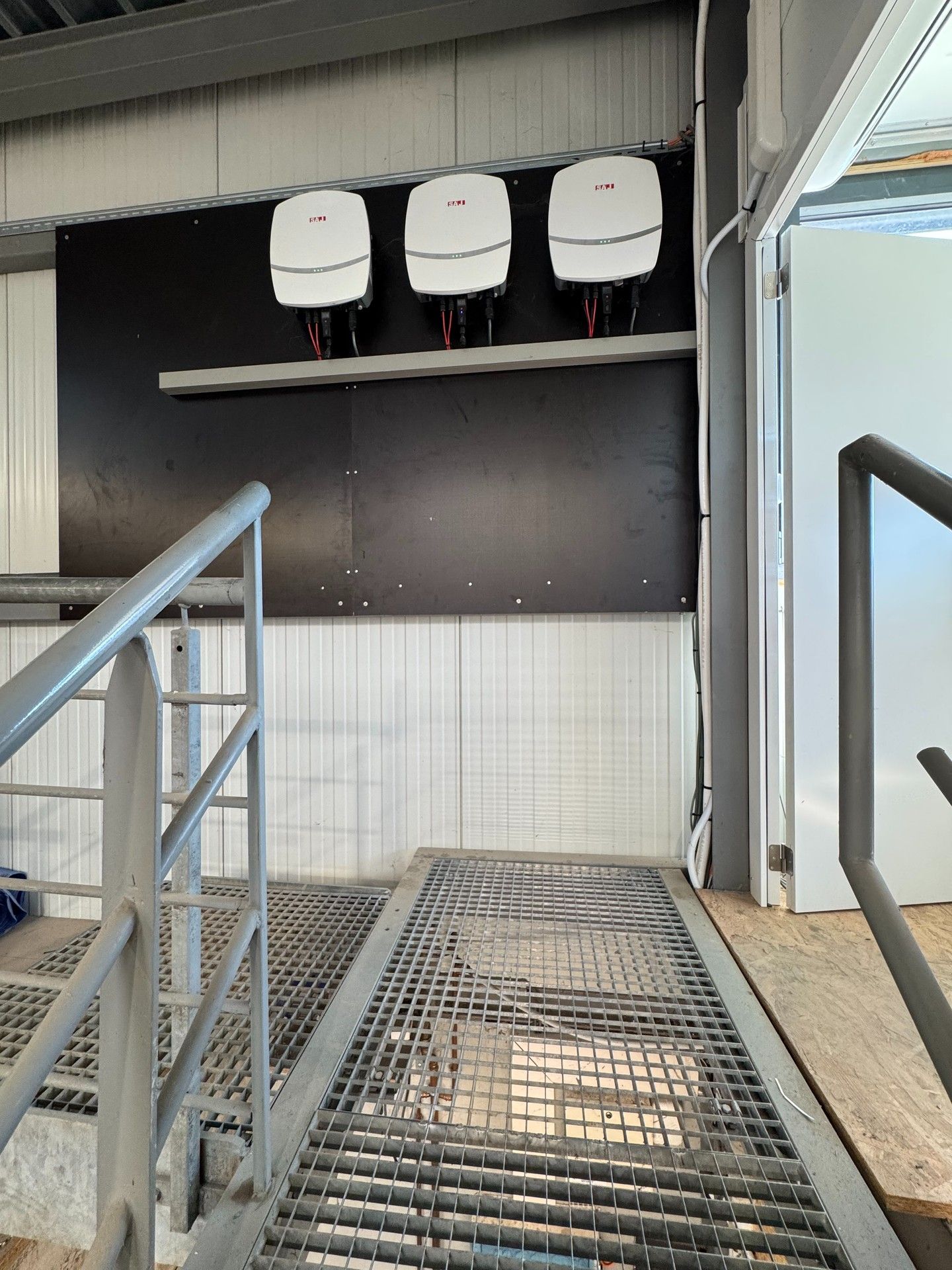 MAGAZIJN MET BURELEN/ SHOWROOM foto 11