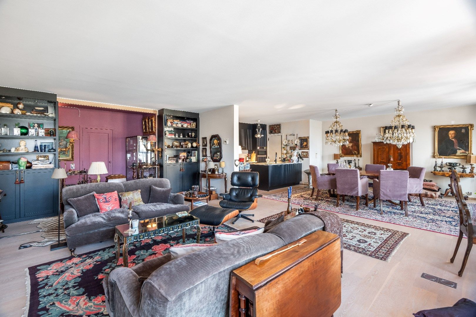Ruim appartement (ca. 180m²) met een gevelbreedte van meer dan 13 meter, rustig gelegen, in het centrum tegenover de H. Hartkerk. foto 3