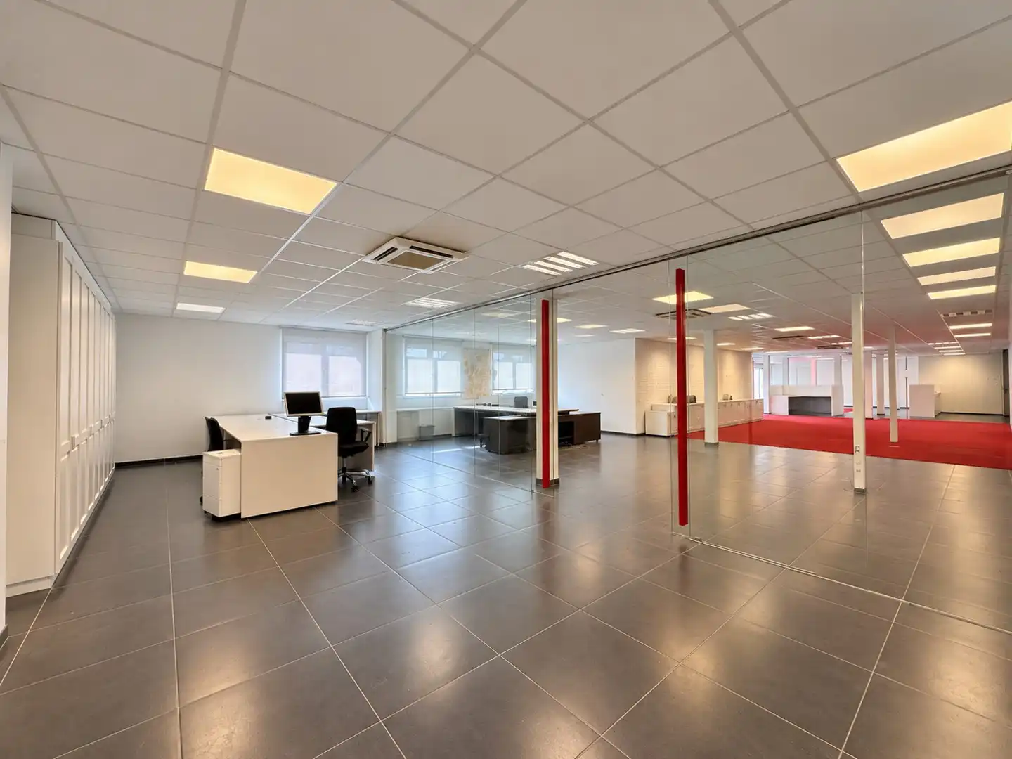 Bedrijfsgebouw +/- 3.021 m² met magazijn en kantoren in Marke foto 4