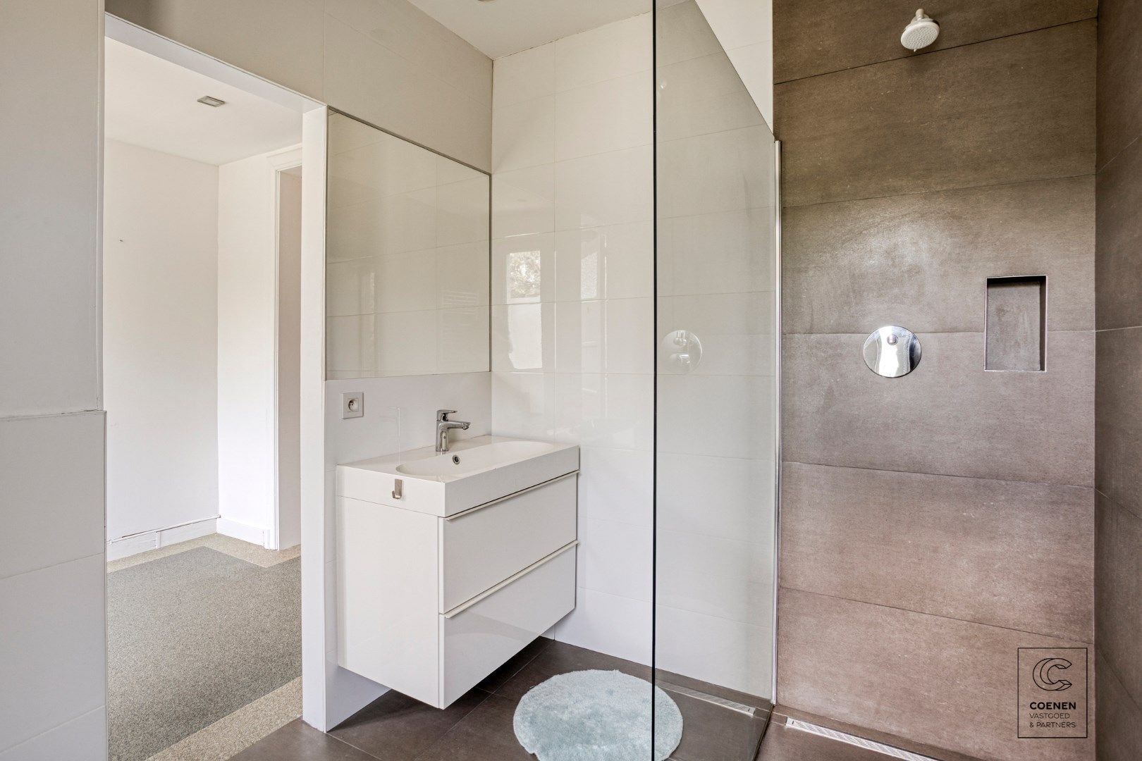Instapklaar herenhuis van 241 m² met drie slaapkamers, gelegen in Mortsel! foto 26